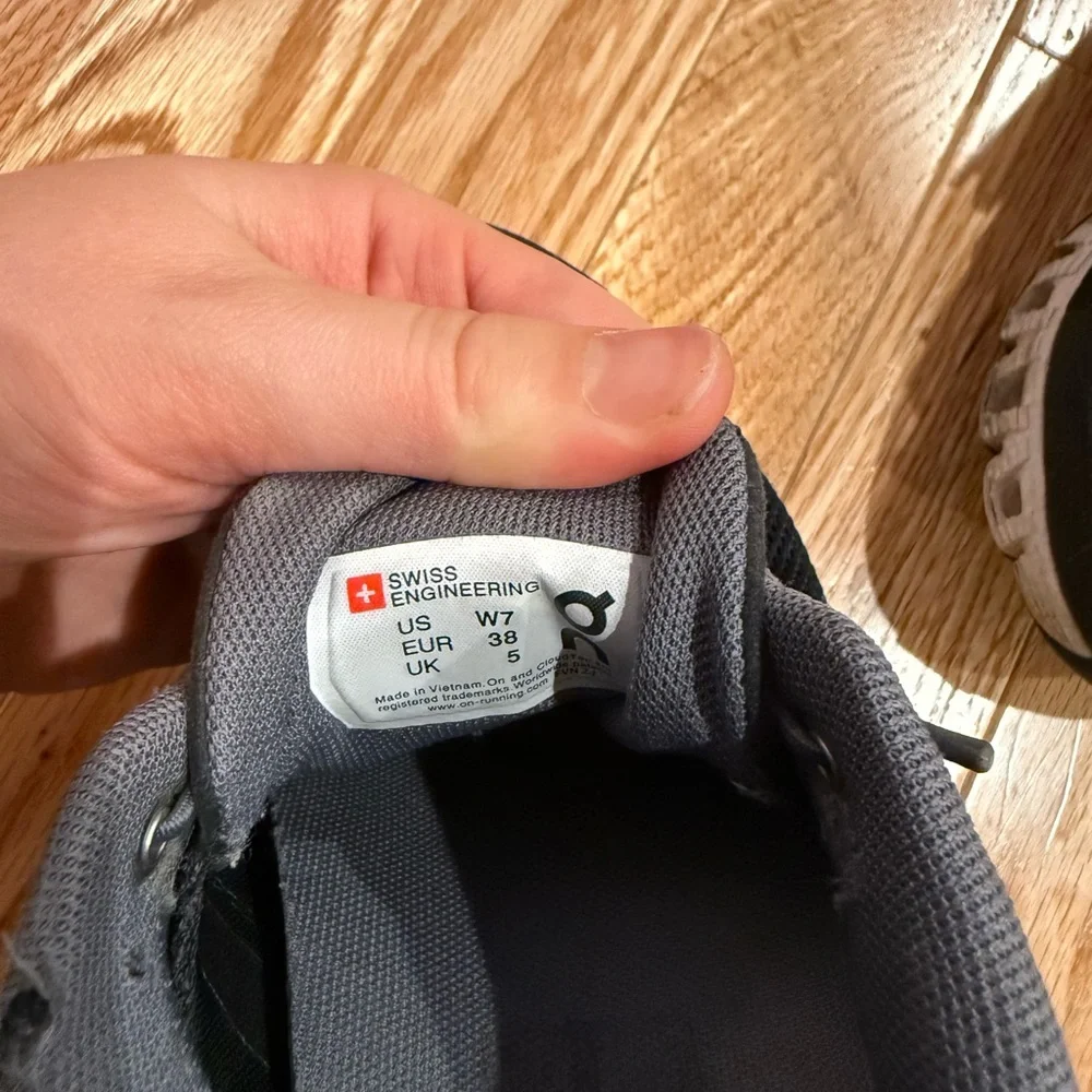 Women’s On Running Black Shoes size 7 - Picture 3 of 8